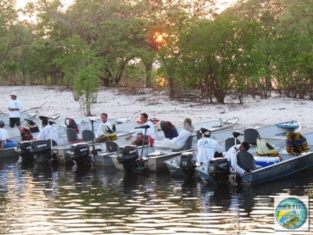 Fotos da cabine de comando e dos equipamentos e pessoal de apoio que acompanham o barco hotel TUMBIRA